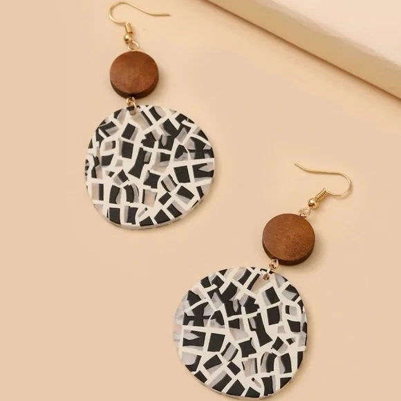 *BUNDLE 3 SAVE 20%* NWT WOODEN ROUND EARRINGS - Picture 2 of 3